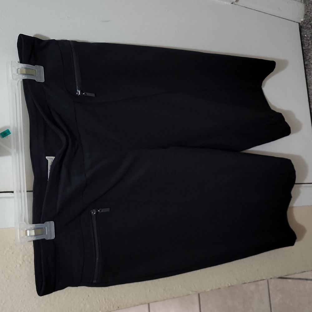 This is a Black Bermuda Short Size L